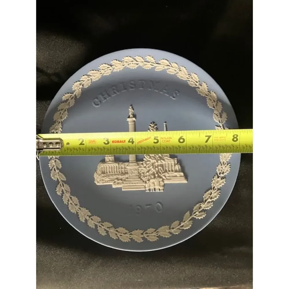 2 Blue Wedgwood Jasperware Christmas Plates 1970 & 1986 - Yellowing - Picture 8 of 9